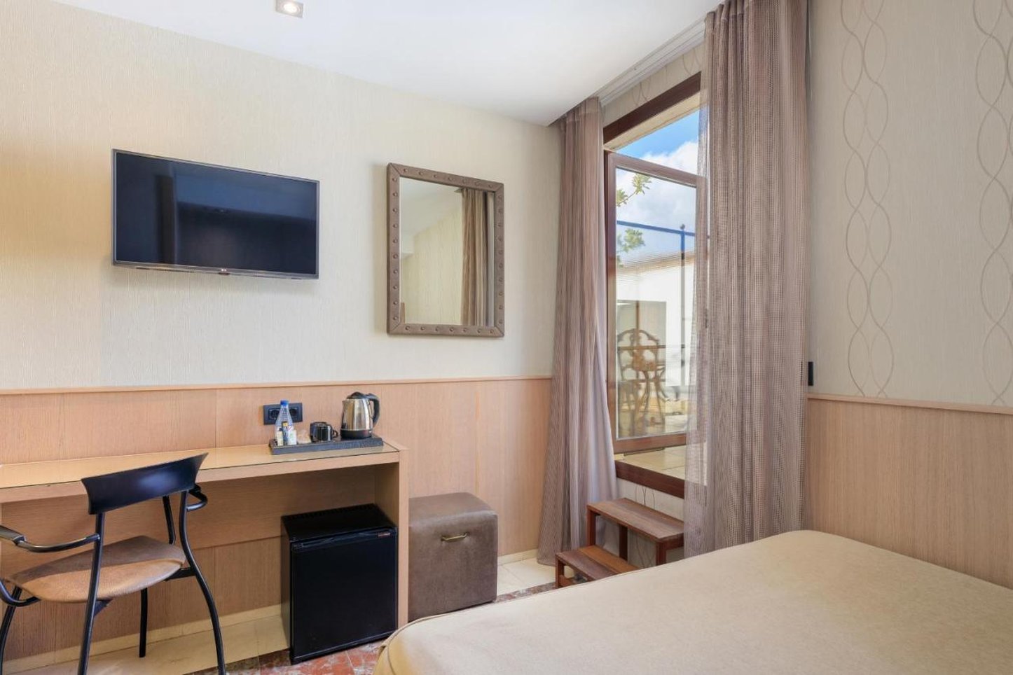 Gotico Hotel 68/77