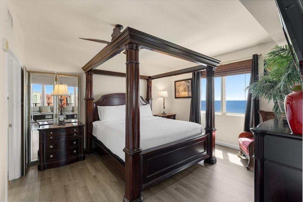 3 BEDROOMS, CONDO, BEACH FRONT, 2 BATHROOMS, CORNER
