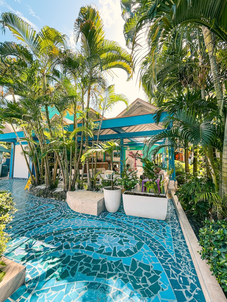 Hotel Cocoplum Beach 65/73