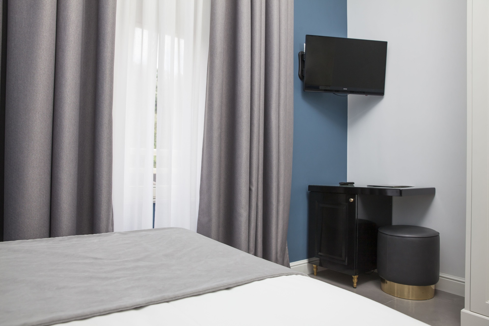 ROOM, SINGLE