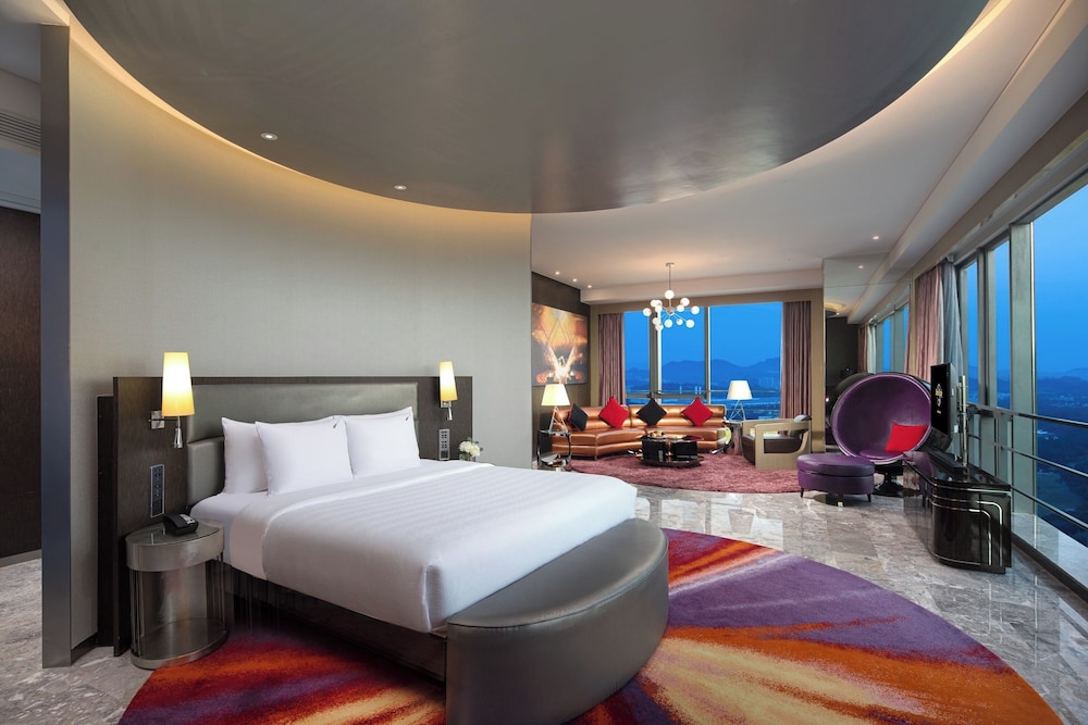 GOLD, STUDIO, SUITE, KING BED