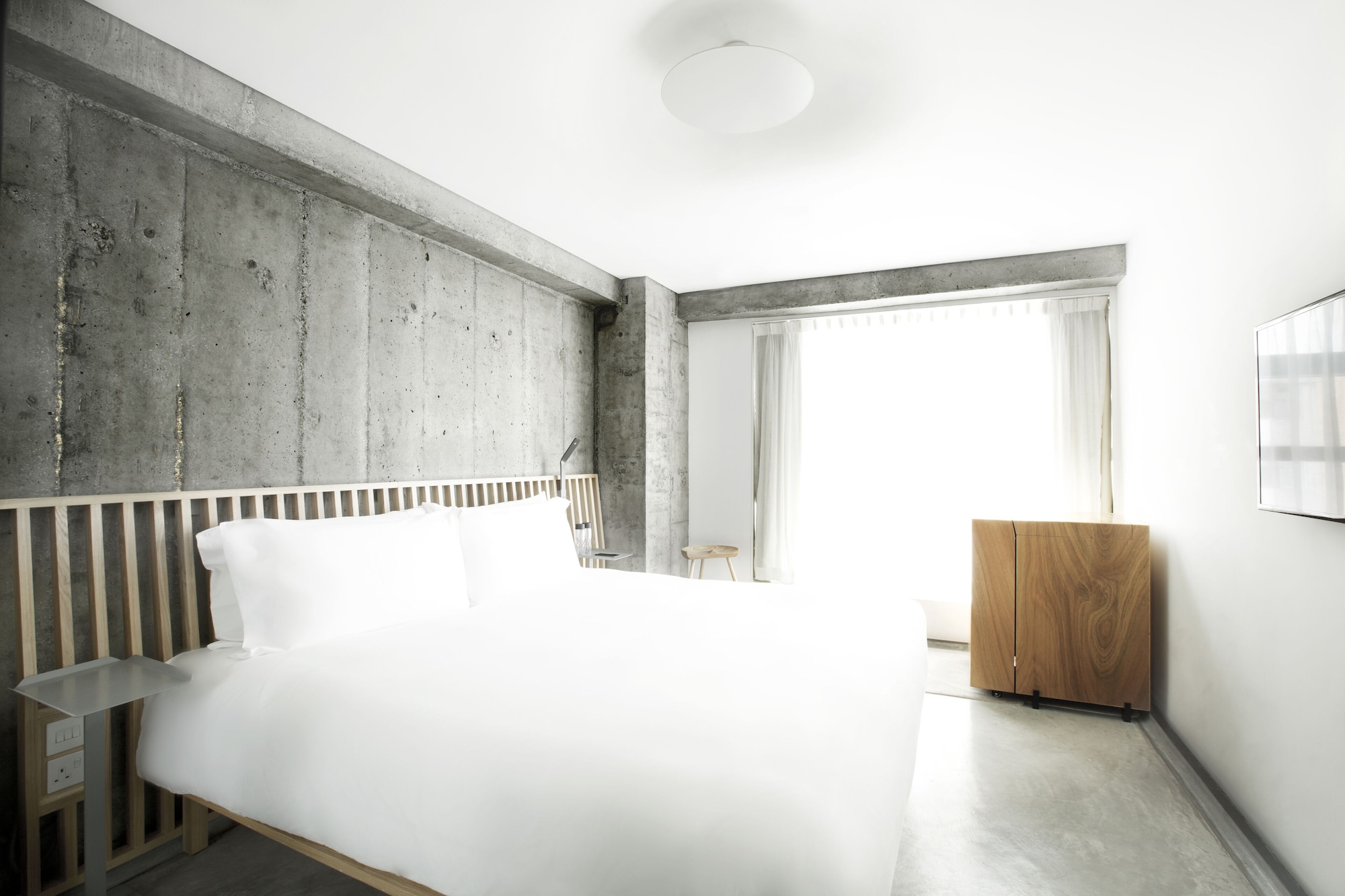 DELUXE, KING BED
