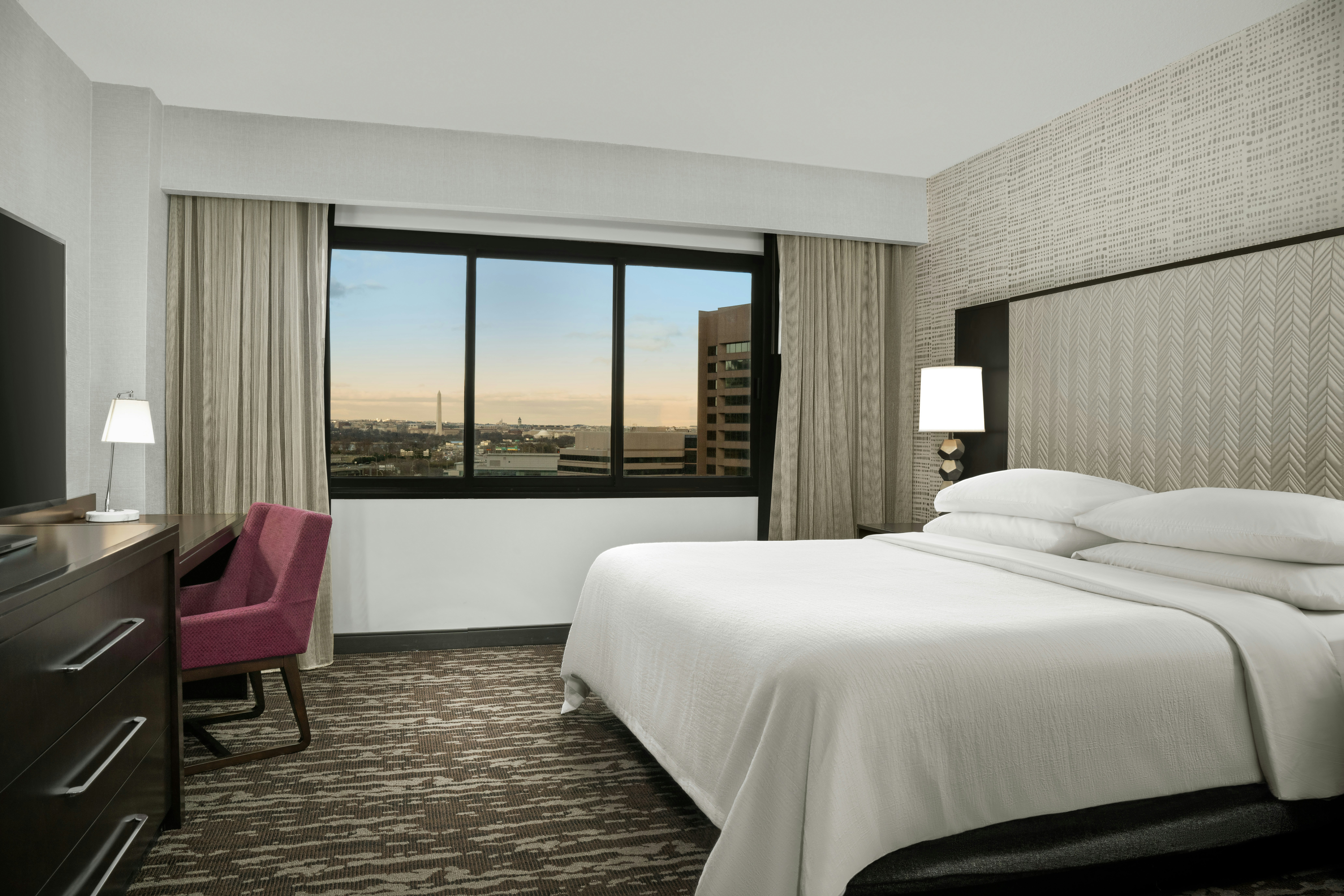 Suite, King Bed, Statue View