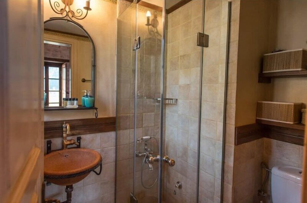 Epoches Luxury Suites 48/50