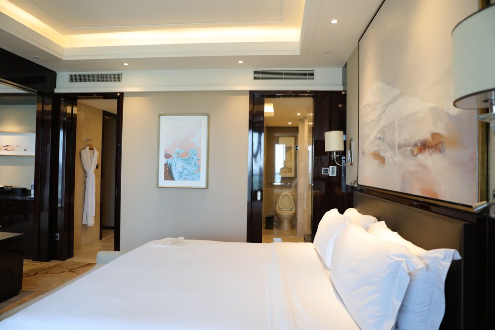PREMIUM, DELUXE, KING BED, LAKE VIEW