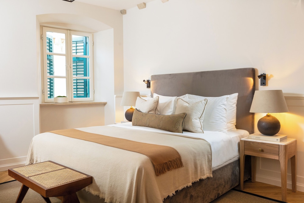 Superior, King Bed, Queen Bed