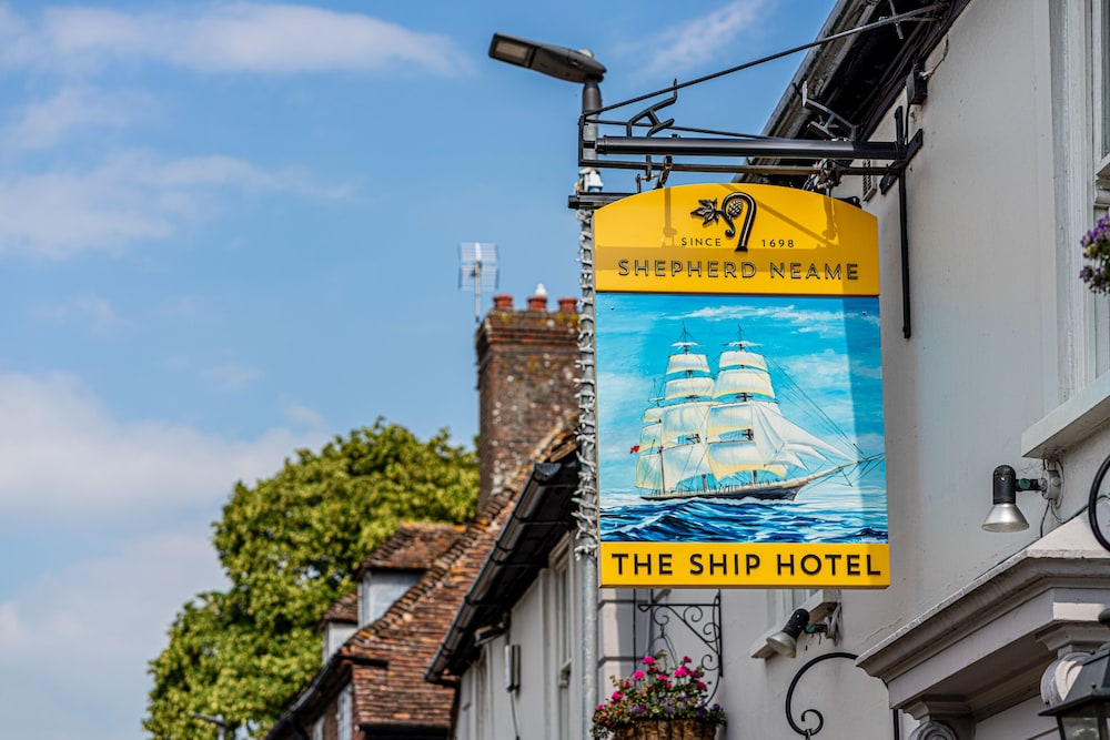 The Ship Hotel 1/17