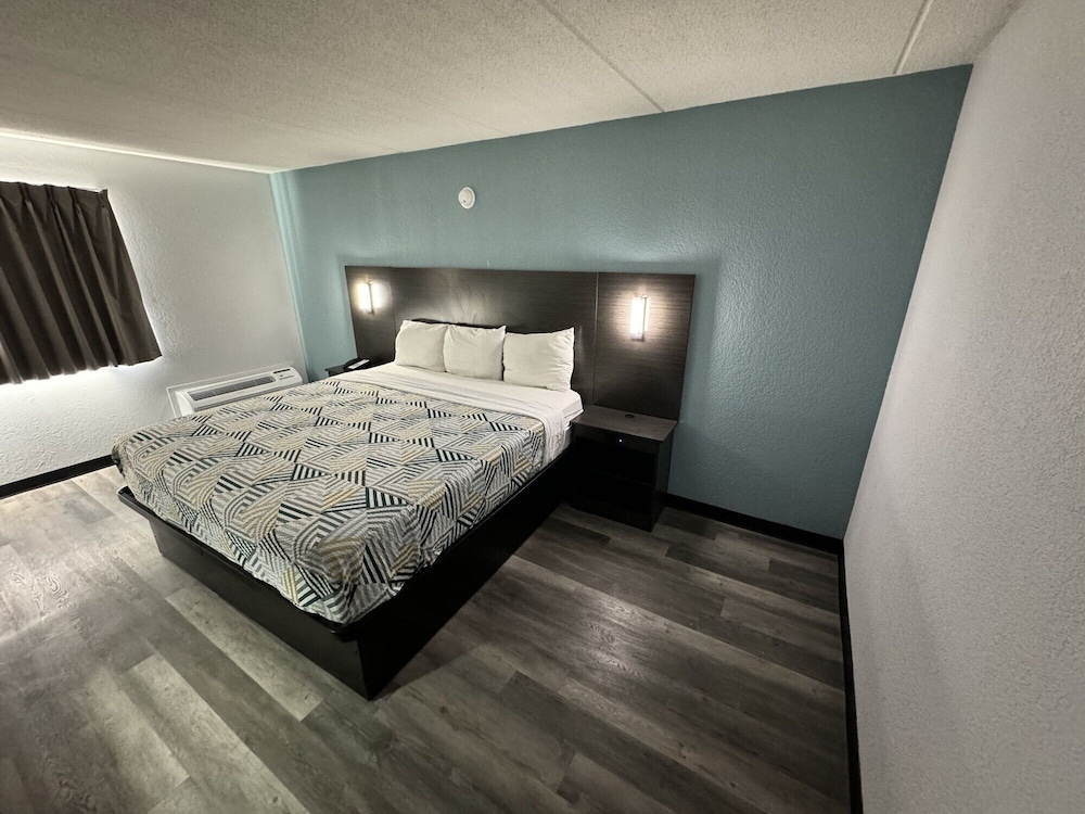 1 King Bed Suite, Non-Smoking, Micfridge
