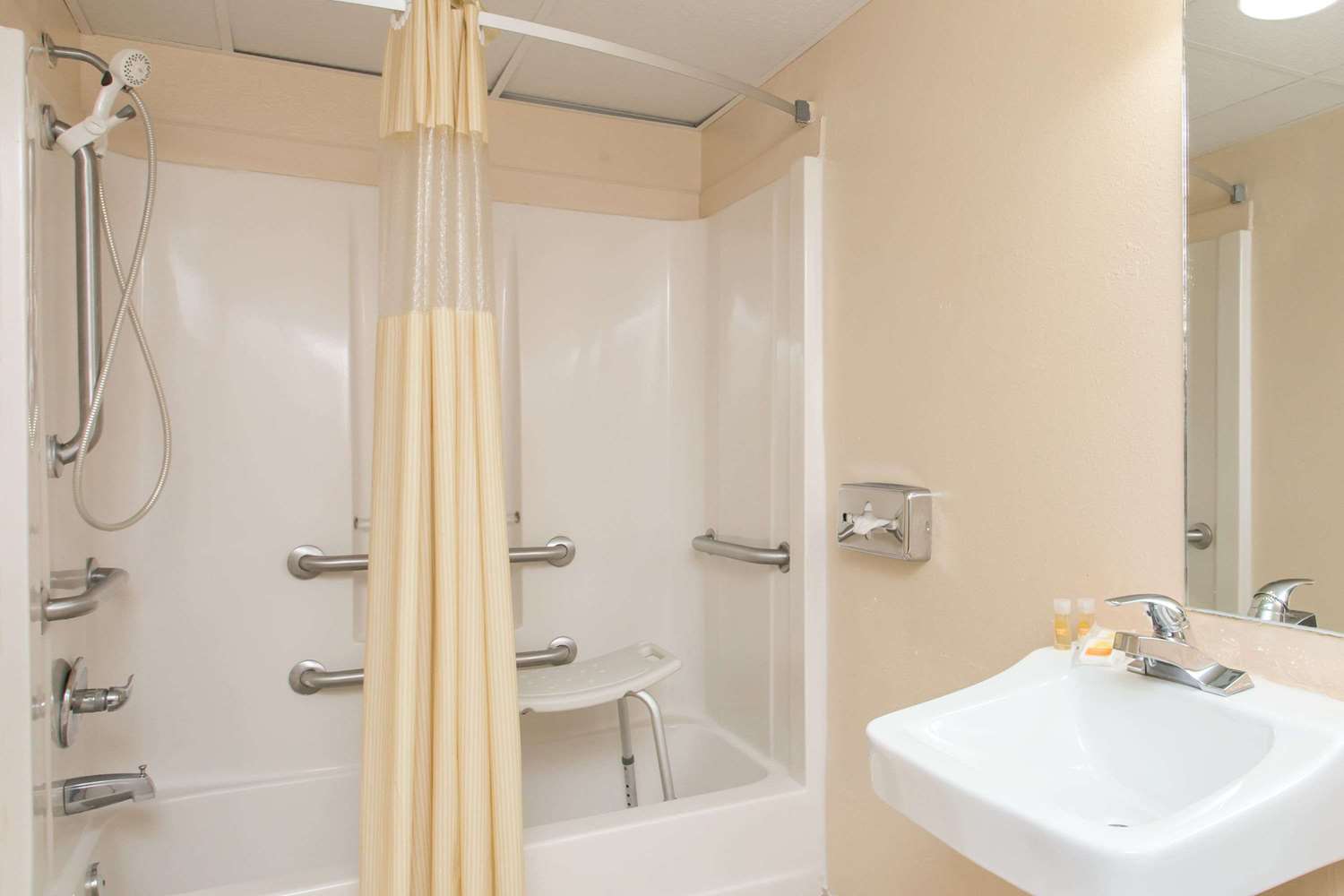Days Inn by Wyndham Bradenton I-75 30/31