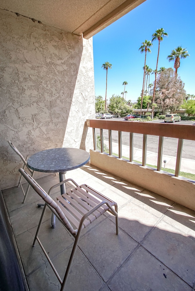 Getaways At Palm Springs Tennis Club 32/50