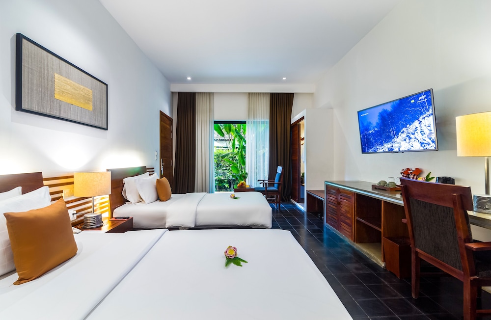 LYNNAYA URBAN RIVER RESORT 30/69