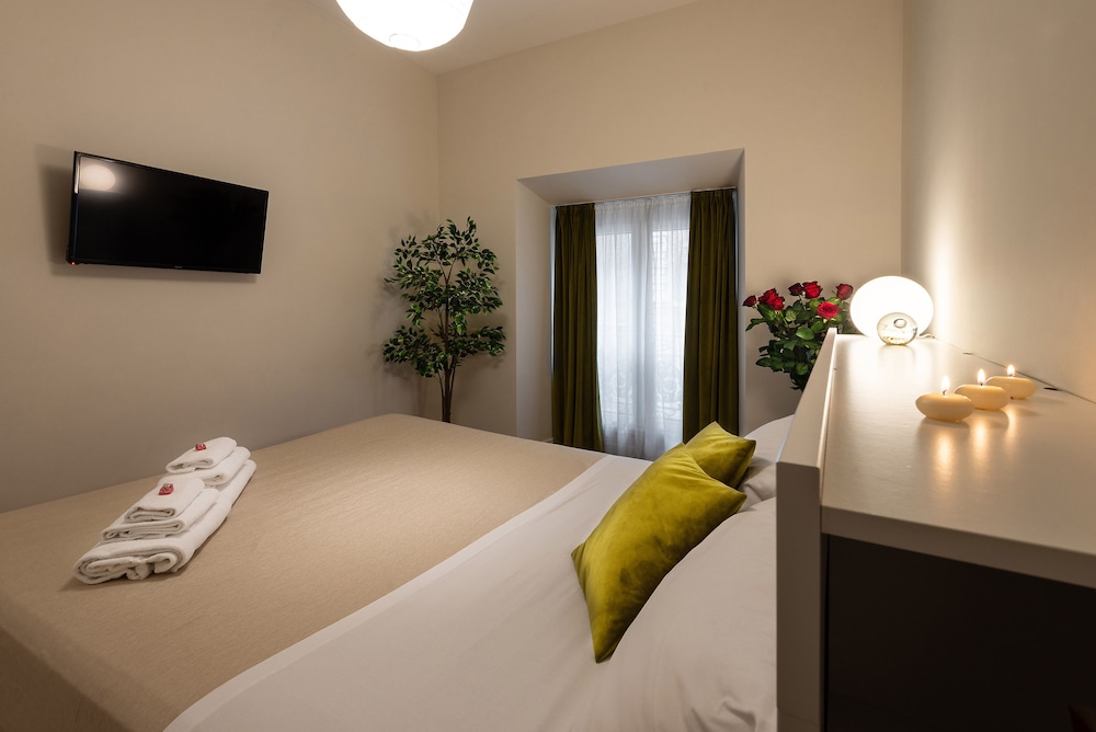 Claudia Rooms 13/39