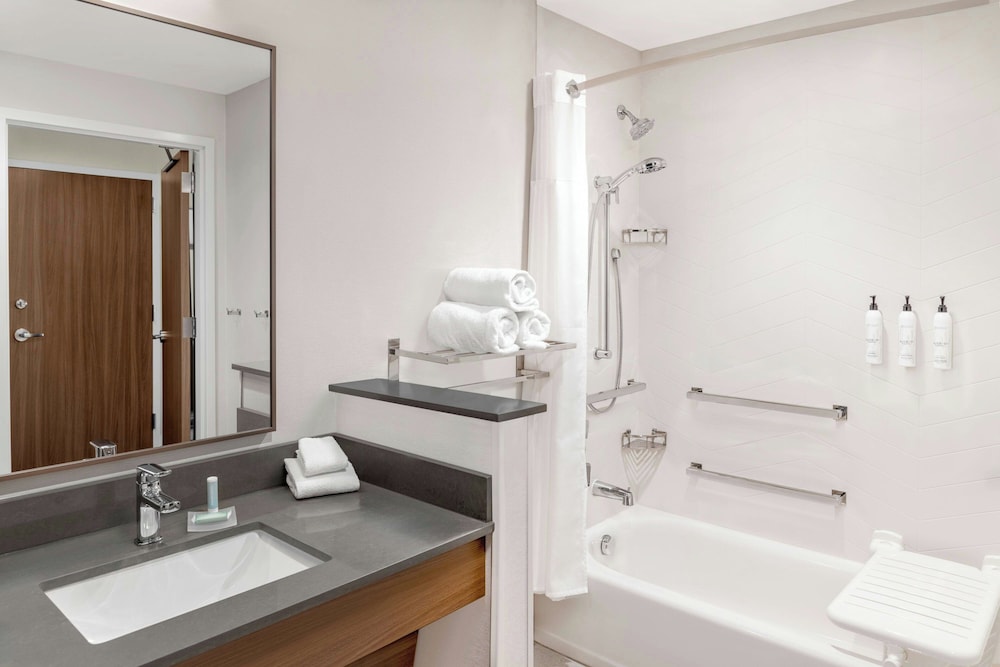 غرفة بسرير كينج، Fairfield by Marriott Inn & Suites Norwalk 4/6