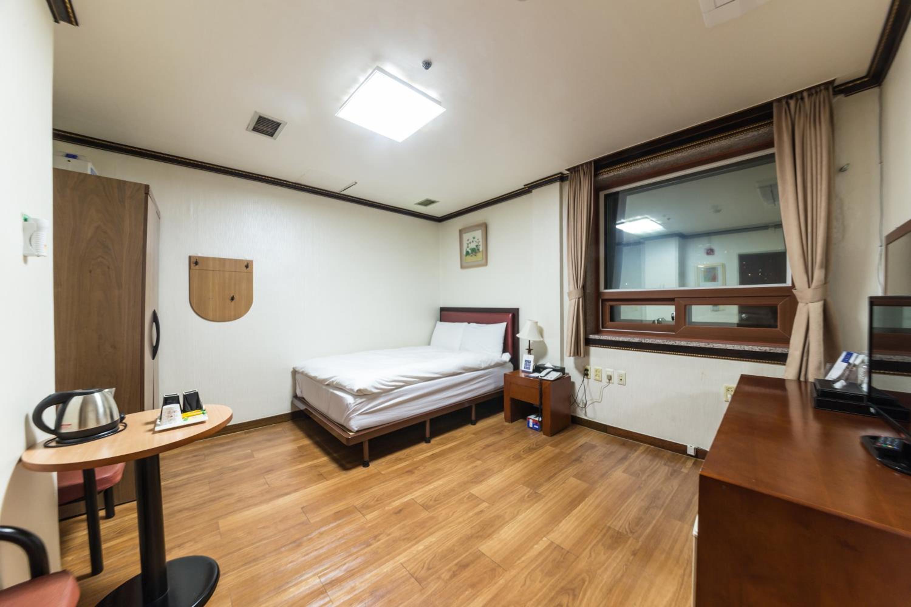 ROOM, DOUBLE BED