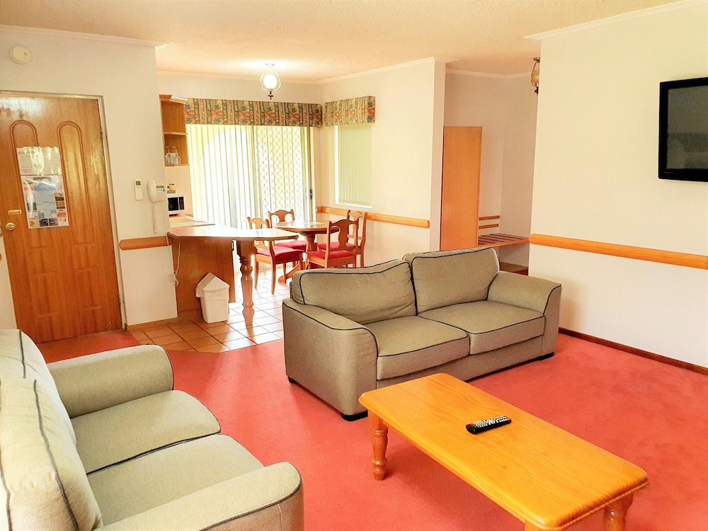 MCNEVIN'S WARWICK MOTEL 33/64
