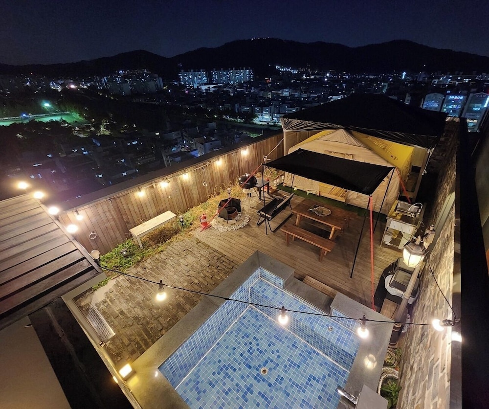 Hotel 498 29/42