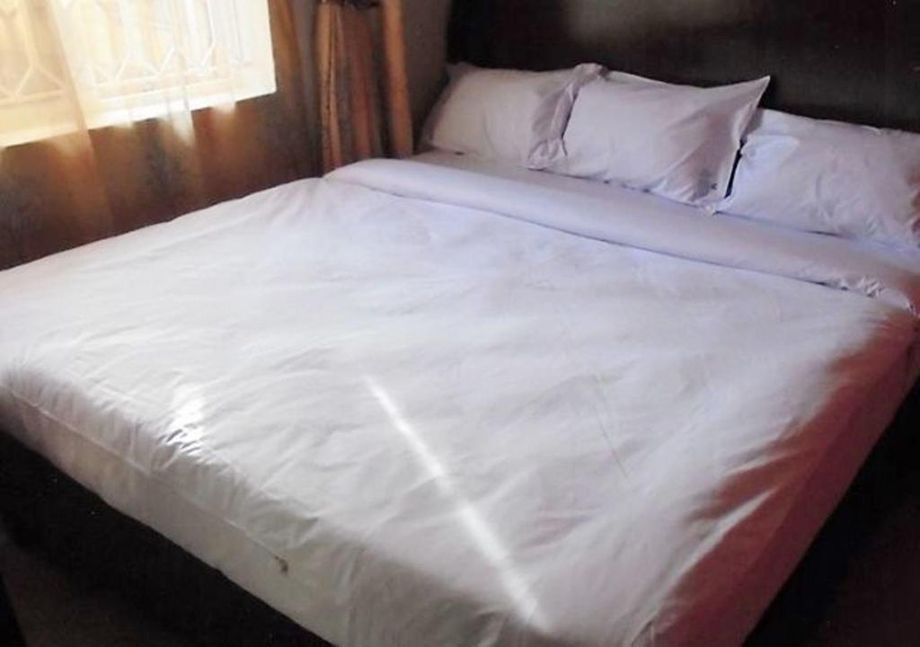 Bunyonyi Inn Hotel 4/11