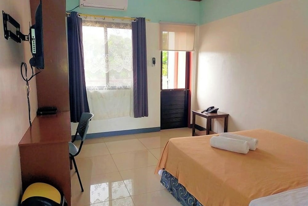 EC Hotel near Laoag Airport by ZUZU 18/34