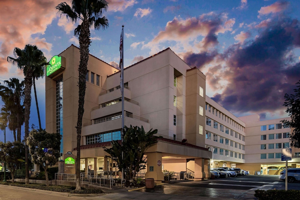 Holiday Inn Express & Suites Anaheim Convention Center Area 1/45