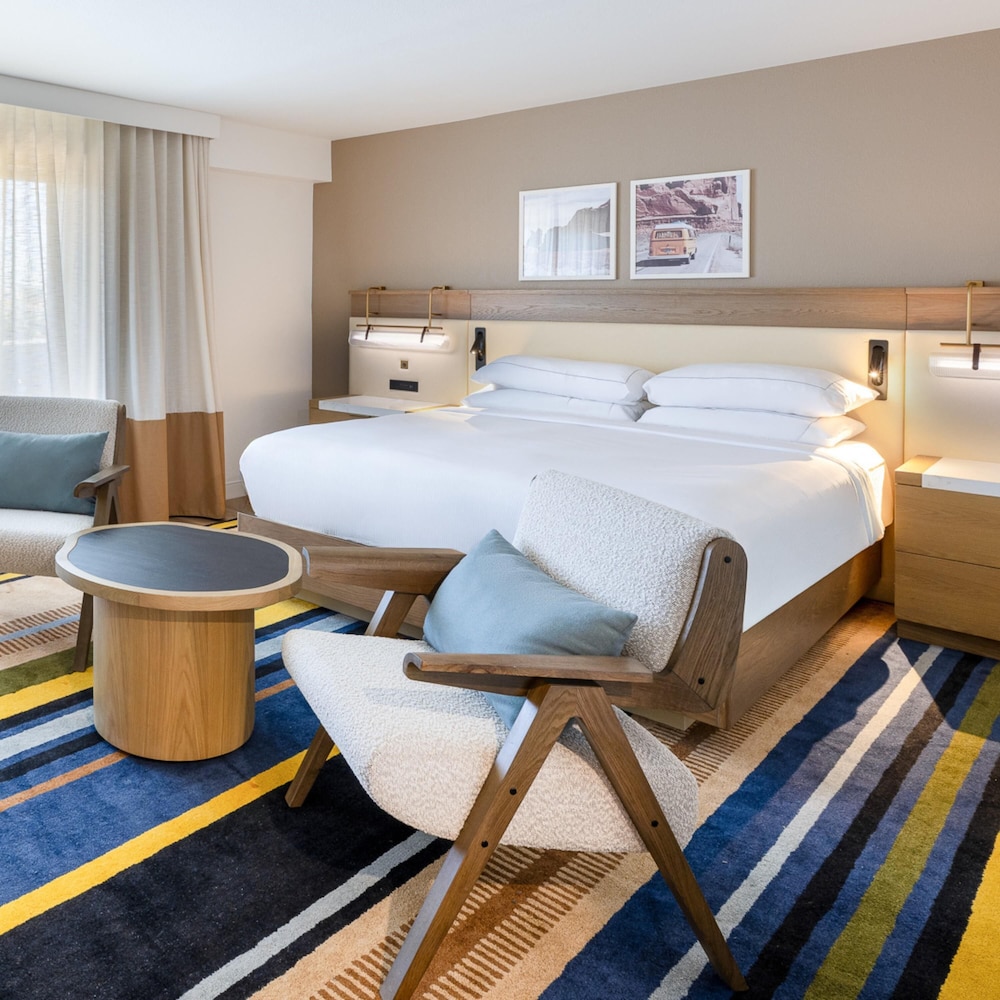 1 Bedroom, Ambassador, Suite, King Bed, Mountain View