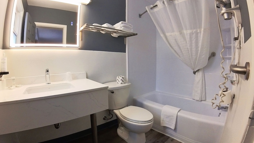 Moonlight Inn and Suites Sudbury 37/50