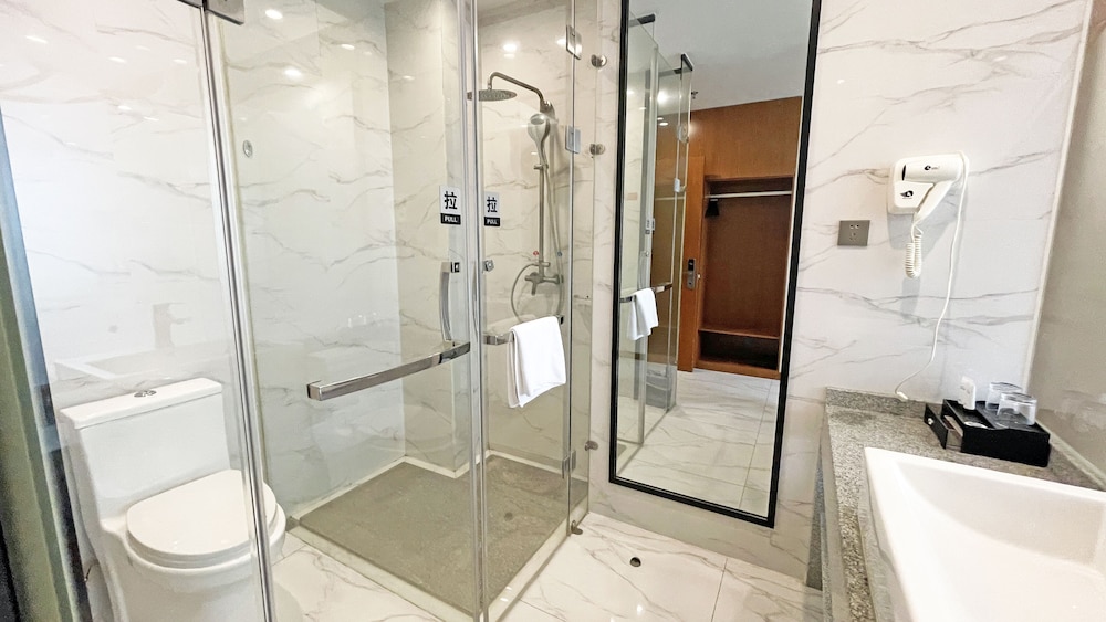 Shanghai Linyin Holiday Hotel 70/71