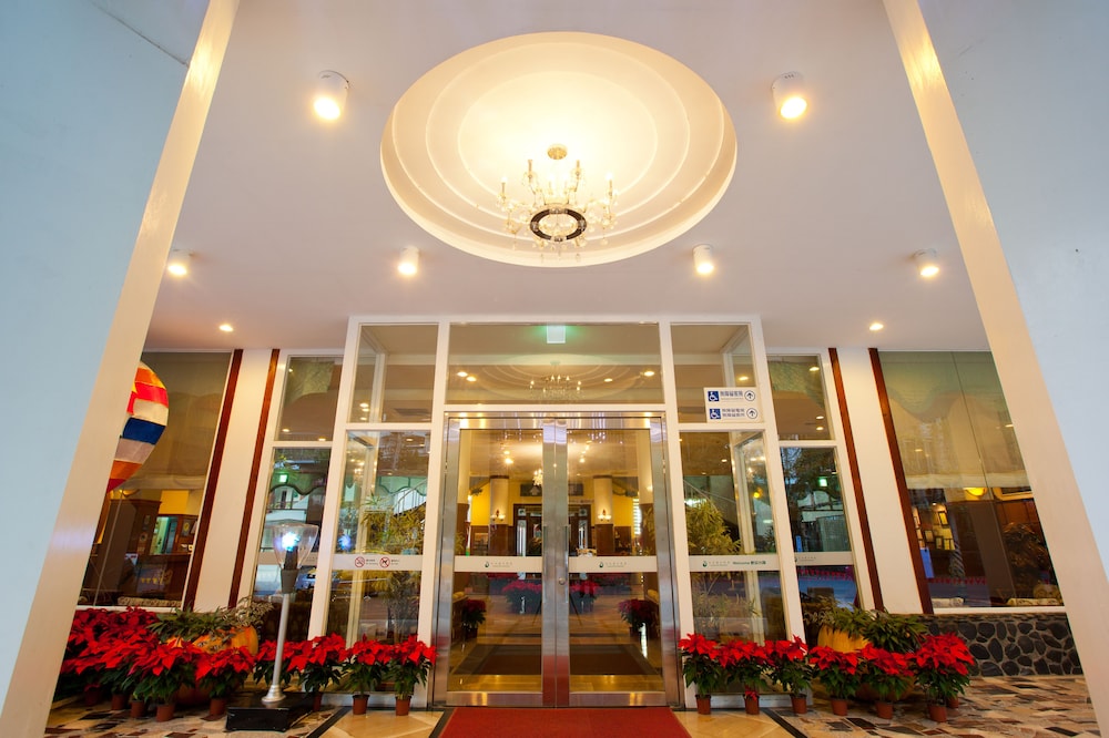 Lakeside Resort Hotel 2/50