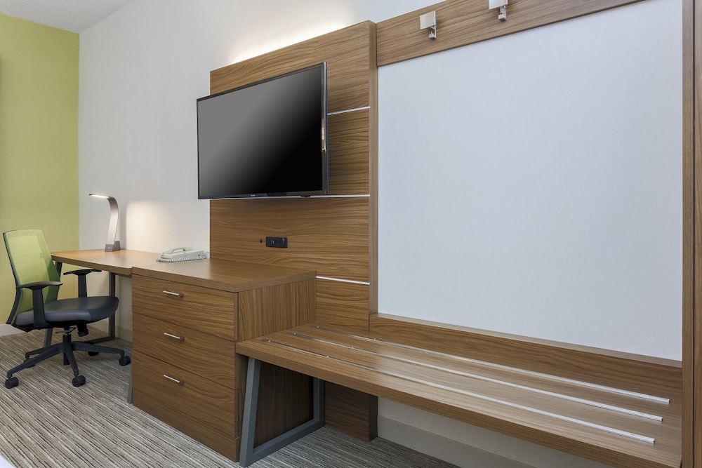 Holiday Inn Express Irondequoit 50/65