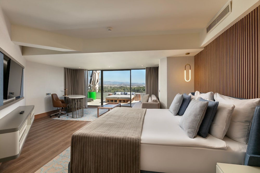 SUITE, KING BED