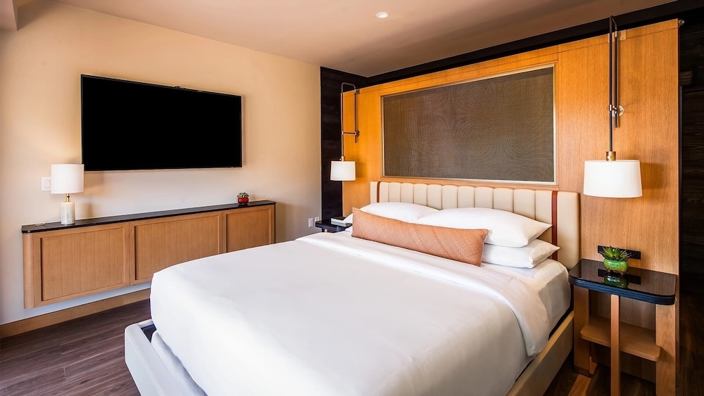 PREMIER, KING BED