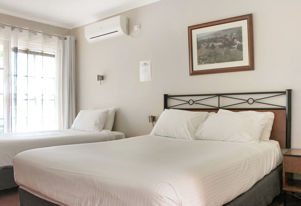 Motel, Standard, 1 Double and 1 Single Bed, Balcony