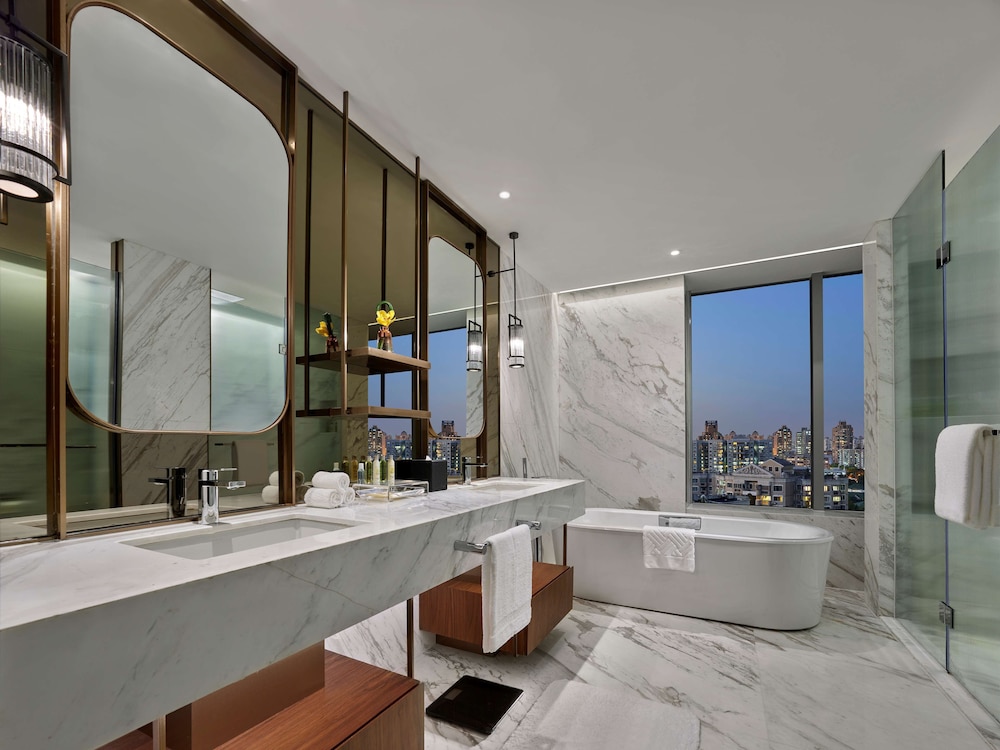 Hilton Shanghai Hongqiao Hotel 12/70