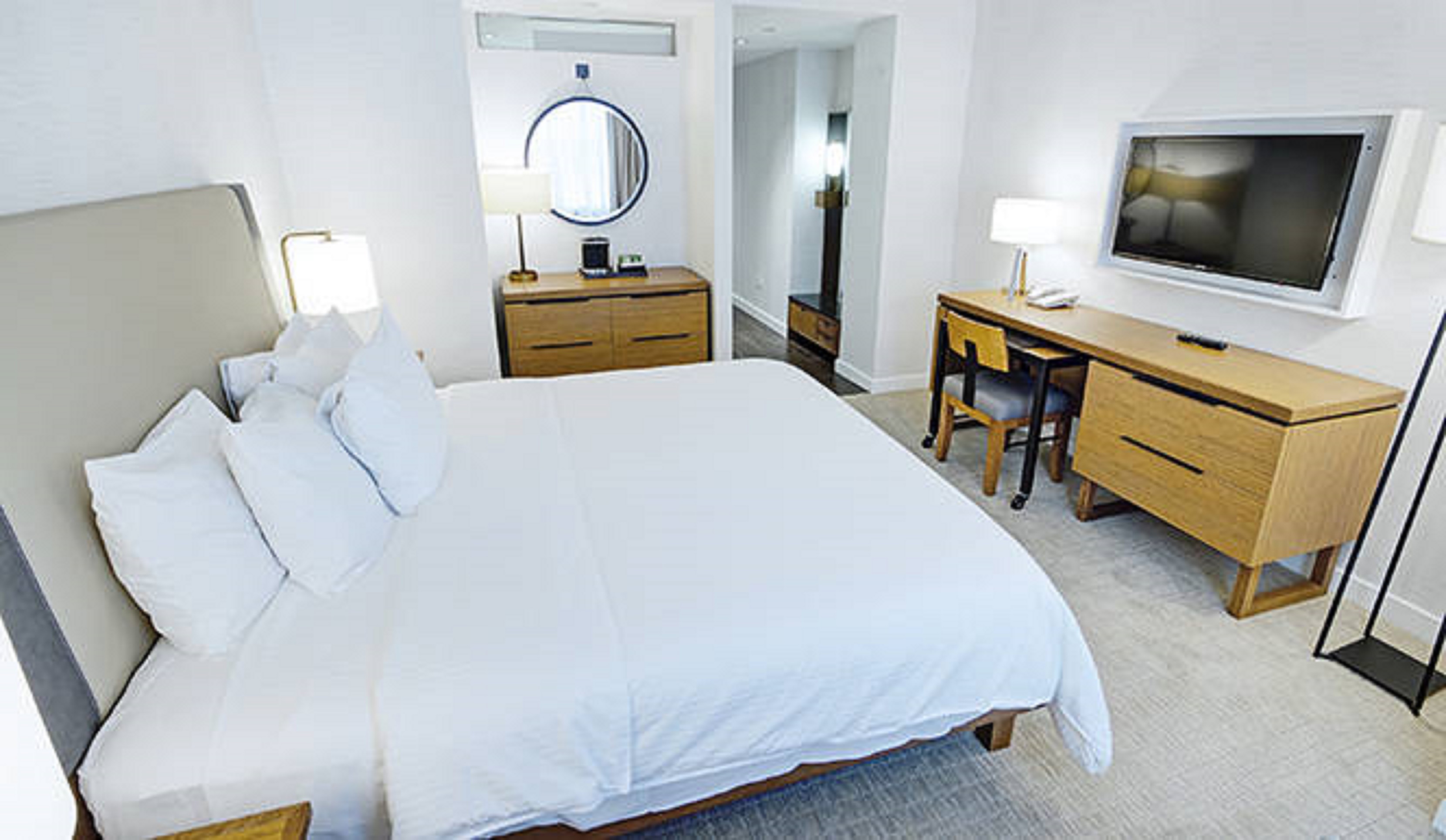 DELUXE, KING BED