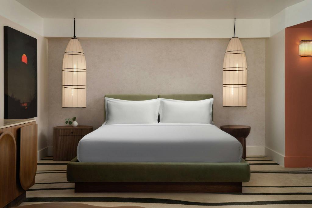 غرفة ديلوكس بسرير كينج بشرفة بإطلالة جزئية على البحر