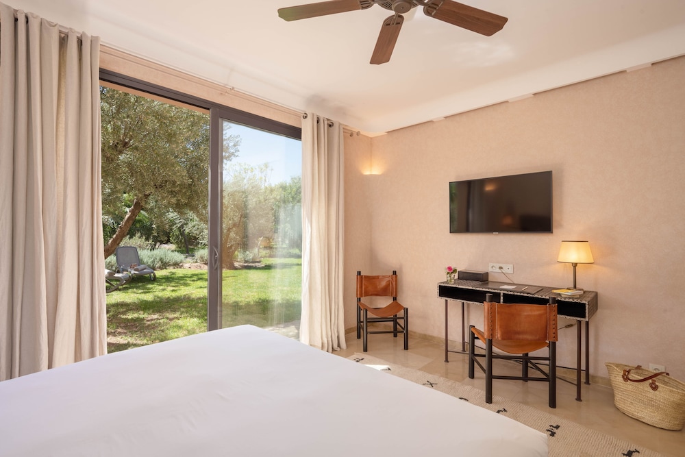 Oasis Lodges 10/72