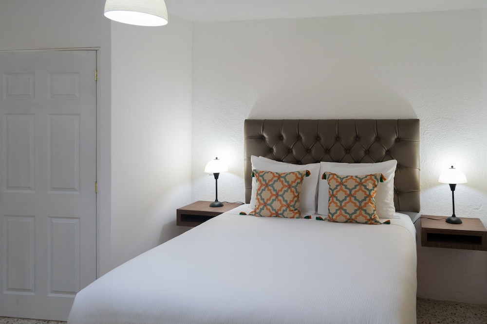 DELUXE, QUEEN BED