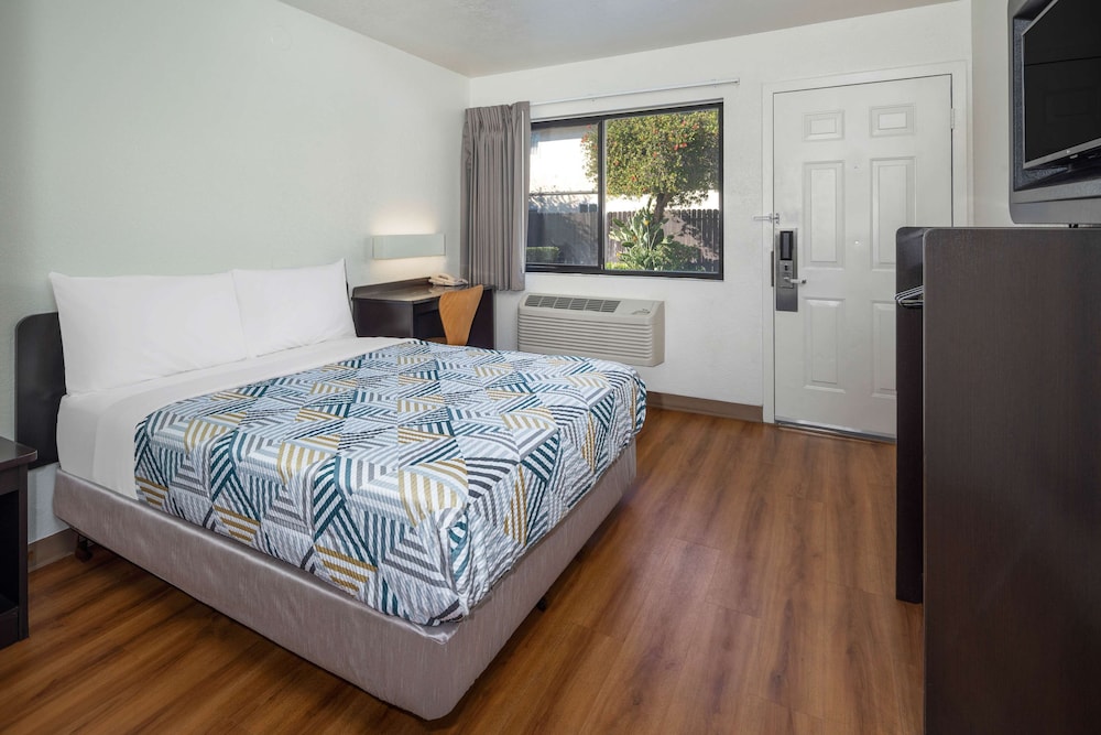 STANDARD, QUEEN BED