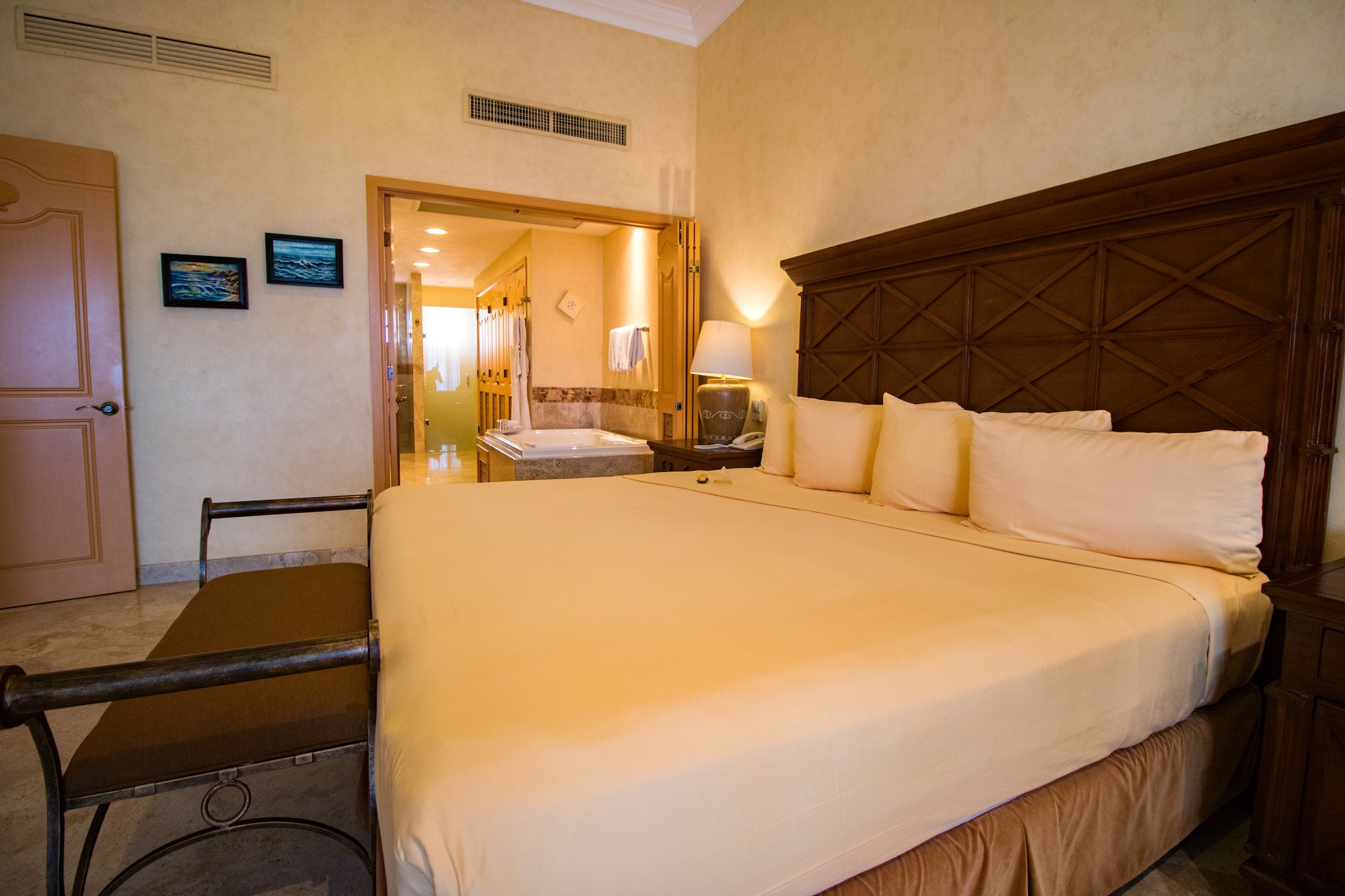 1 Bedroom, Suite, King Bed, Sofa