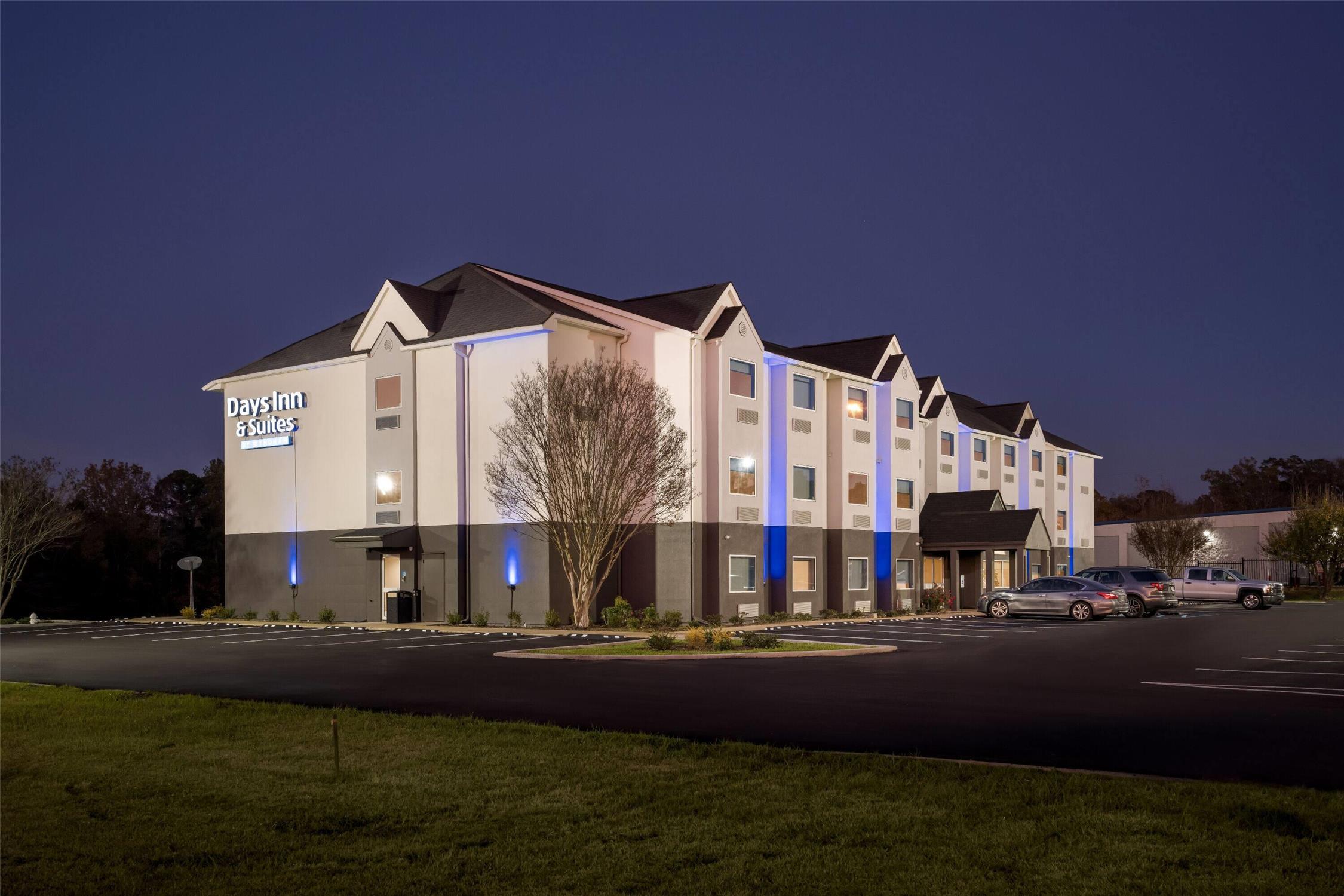 Days Inn & Suites by Wyndham Brandon Amphitheater 6/27
