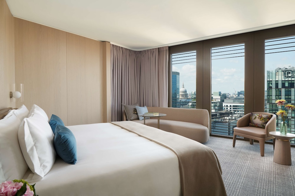 DELUXE, CITY VIEW