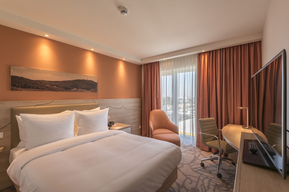 ROOM, QUEEN BED