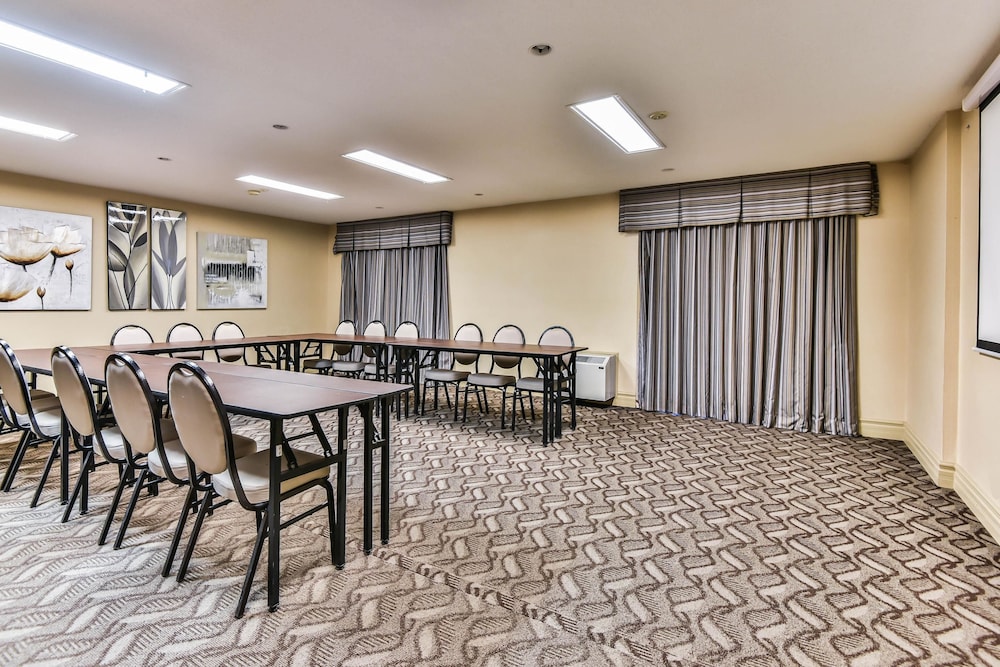 Comfort Inn & Suites Ambassador Bridge 34/39