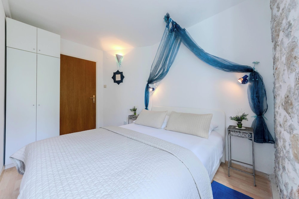 Luxury Seaside Apartments 10/50