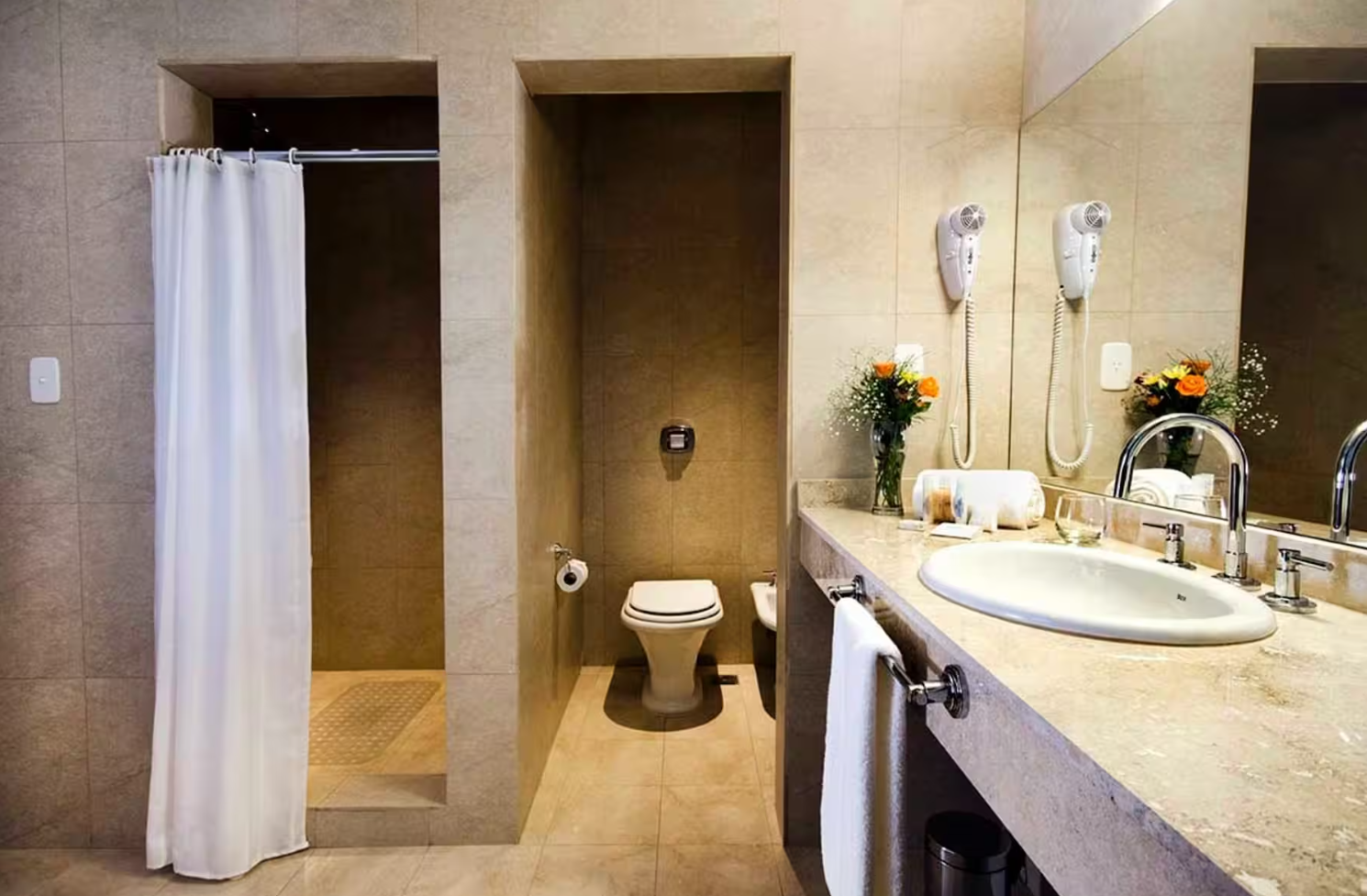 Room, Queen Bed, Days Inn by Wyndham Sierra de la Ventana 2/2
