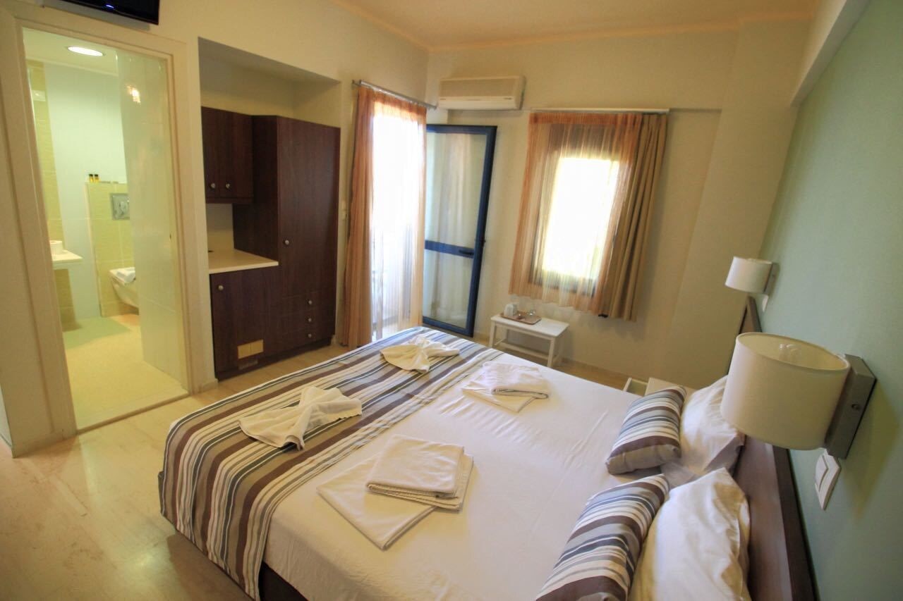 ROOM, DOUBLE BED, PARTIAL SEA VIEW