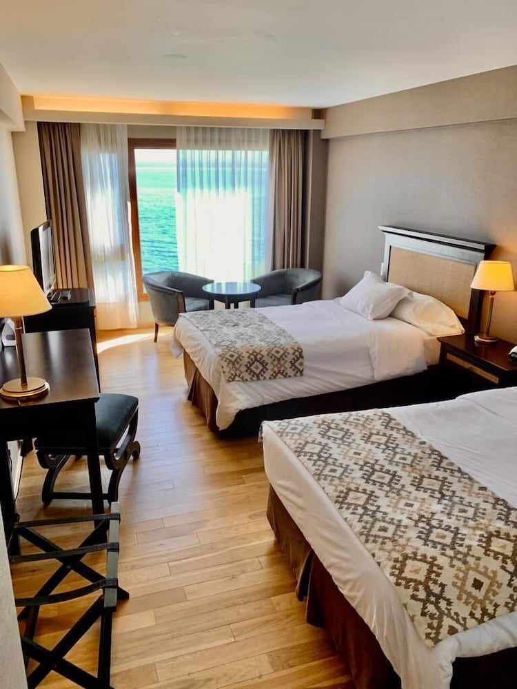 Superior, Twin Beds, Lake View