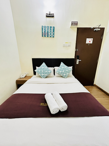 Standard, Queen Bed, No Window