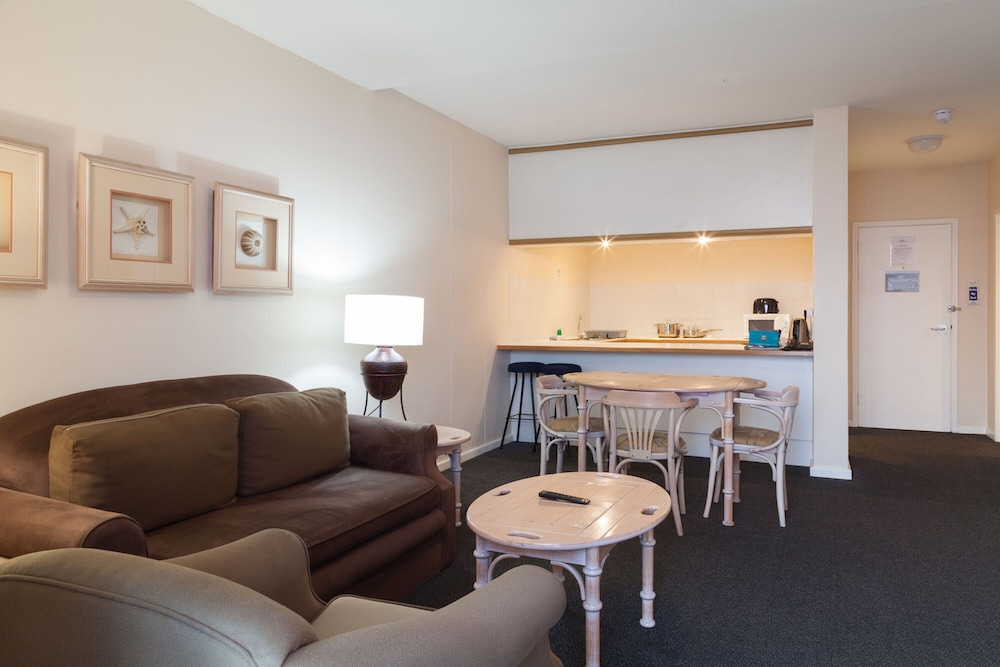 Dolphin Beach Hotel 53/76