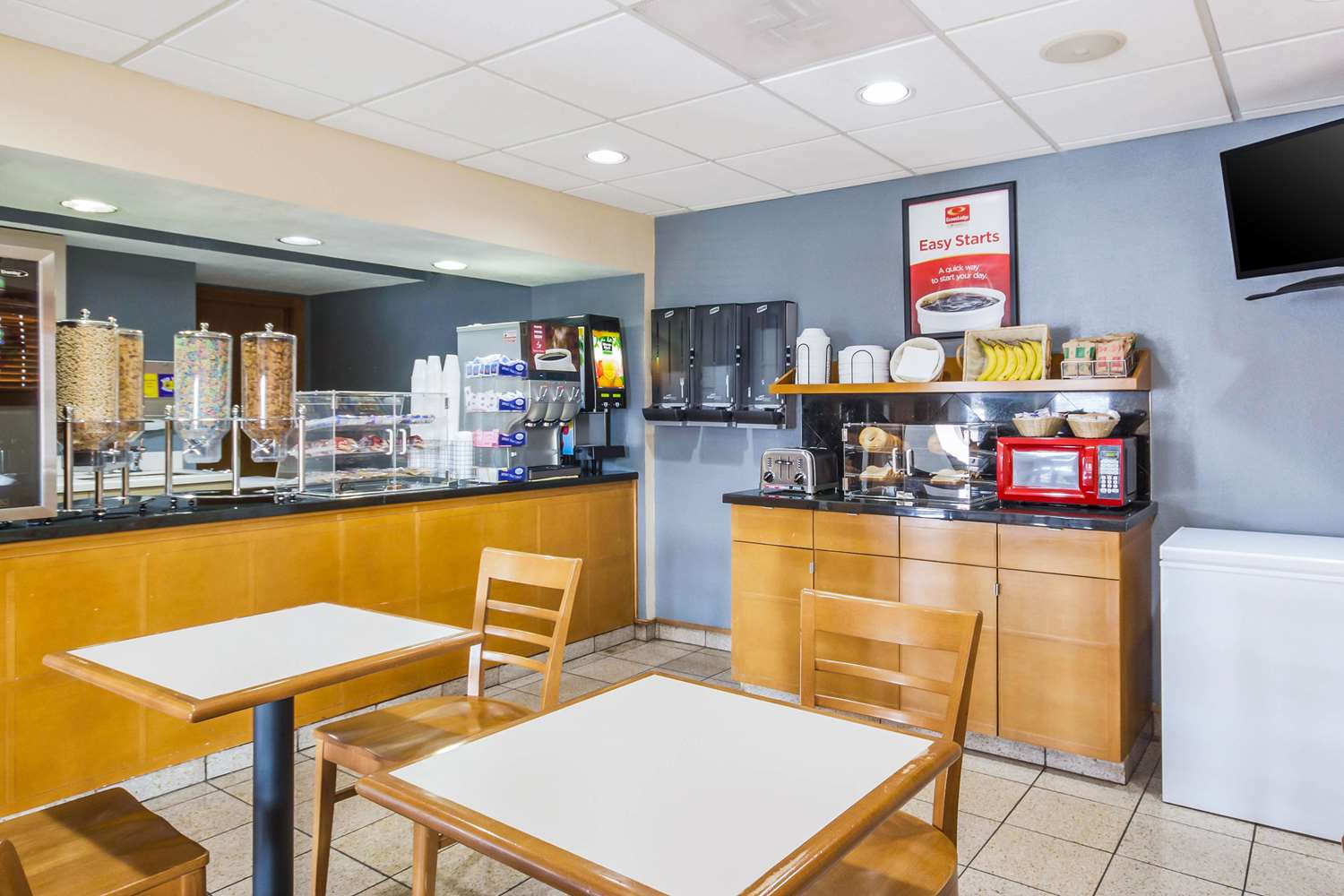 Econo Lodge Inn and Suites I-35 at Shawnee Mission 23/32
