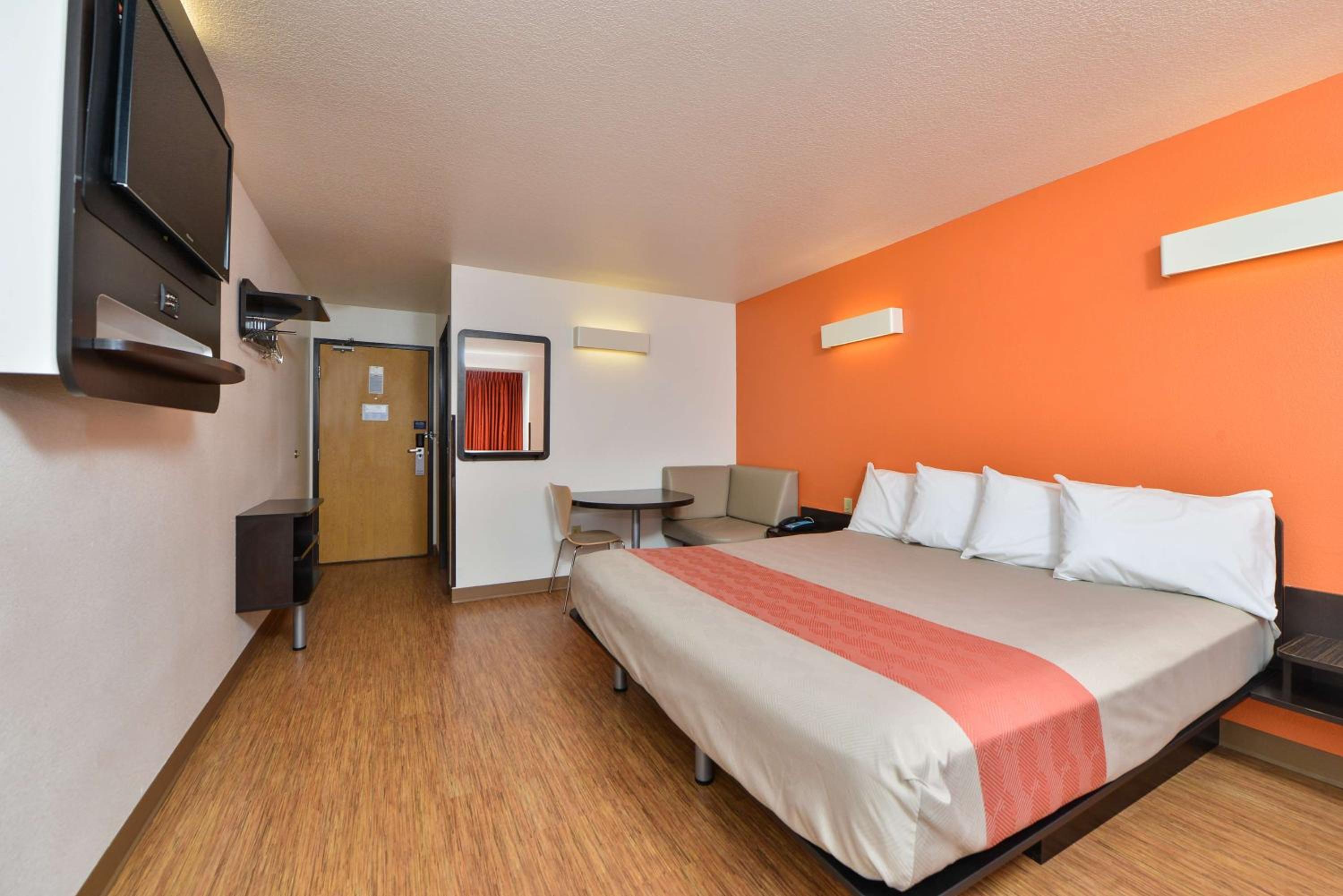1 Queen Bed - ADA/RI Shower/Non-Smoking